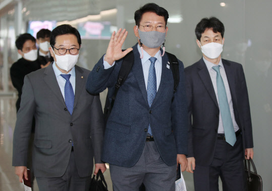 "잘 다녀오겠습니다"   송영길 더불어민주당 한반도태스크포스(TF)위원장이 15일 오전 미국 방문을 위해 인천국제공항 2터미널 출국장으로 이동하며 손을 흔들고 있다. 왼쪽부터 김한정 의원, 송영길 위원장, 윤건영 의원.    연합뉴스